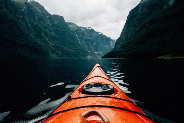 Quels sont les meilleurs spots pour une escapade en kayak dans les fjords de Norvège ?